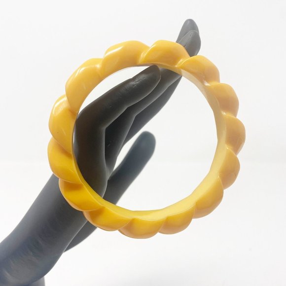 618 Vintage Bakelite Rope Motif Bangle Bracelet in Butterscotch - Picture 2 of 6